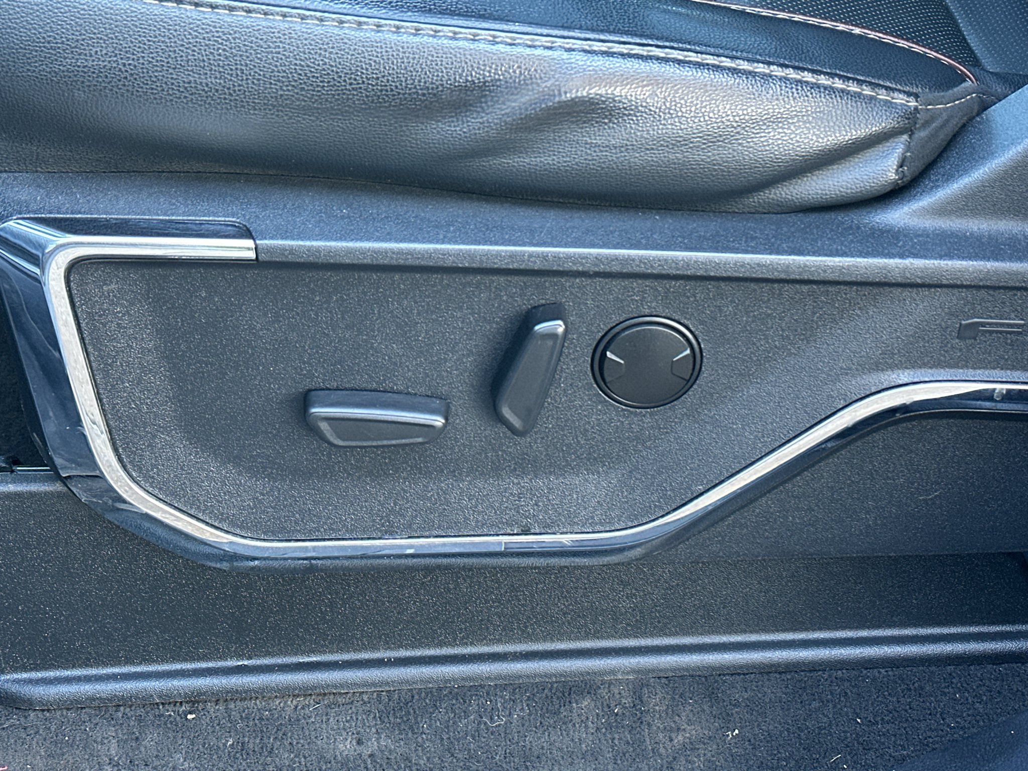 Used 2024 Glacier Gray Ford LARIAT image 35