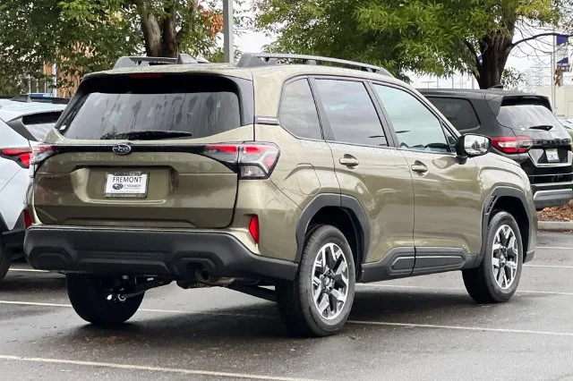 New 2026 AUTUMN GREEN METALLIC Subaru Premium image 4