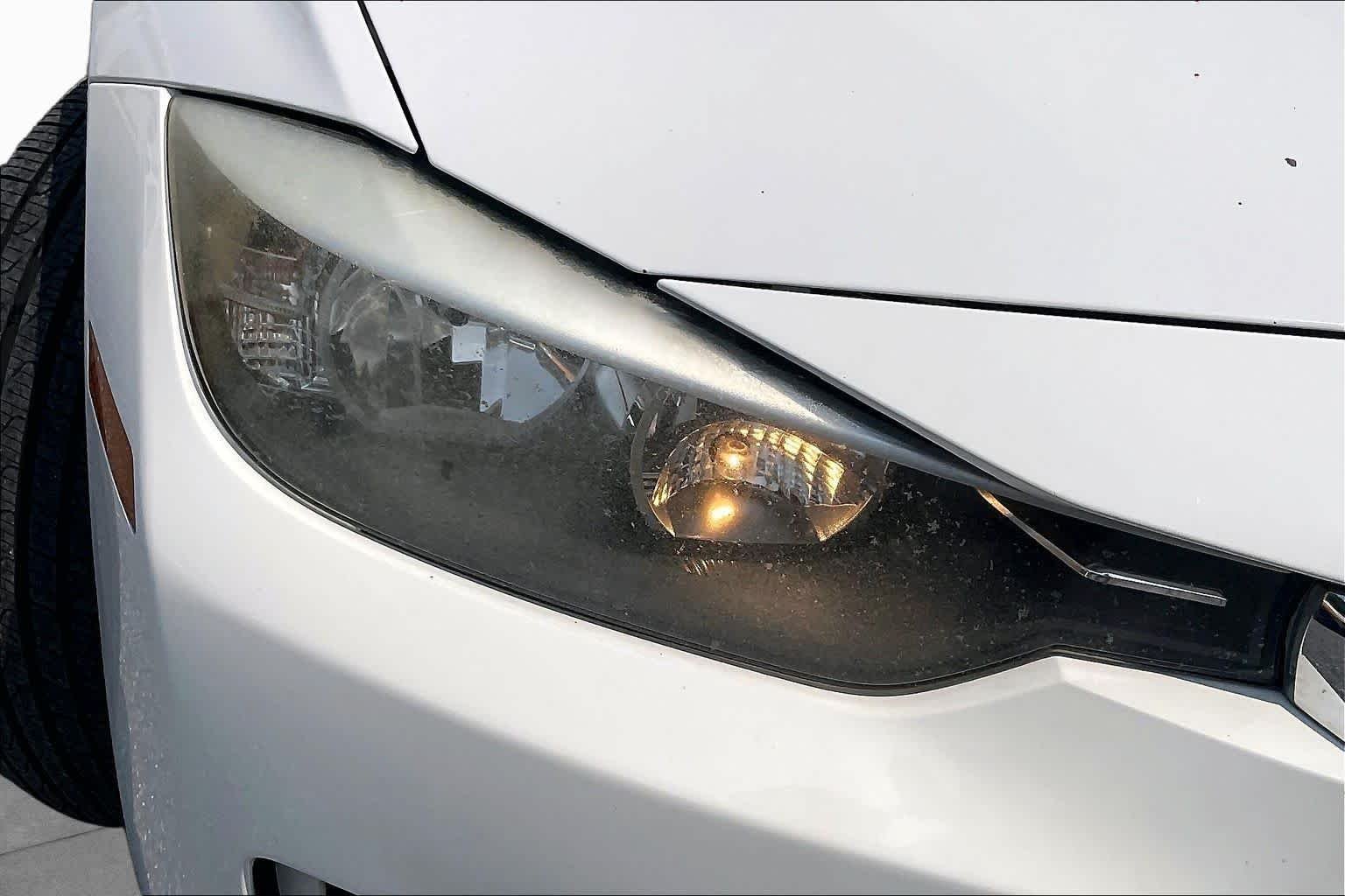 Used 2015 Alpine White BMW 320i xDrive image 28
