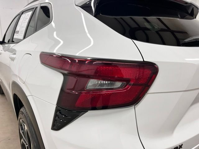 Used 2025 White Chevrolet 2RS image 8