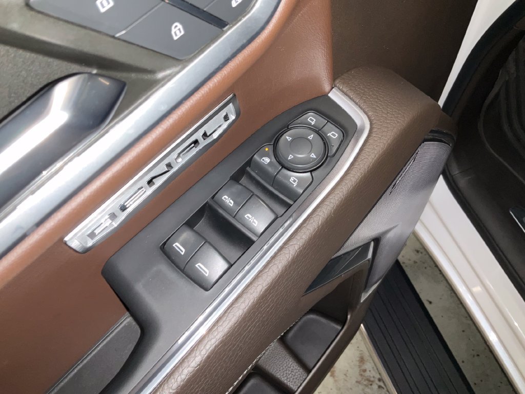 Used 2022 White Frost Tricoat GMC Denali image 16