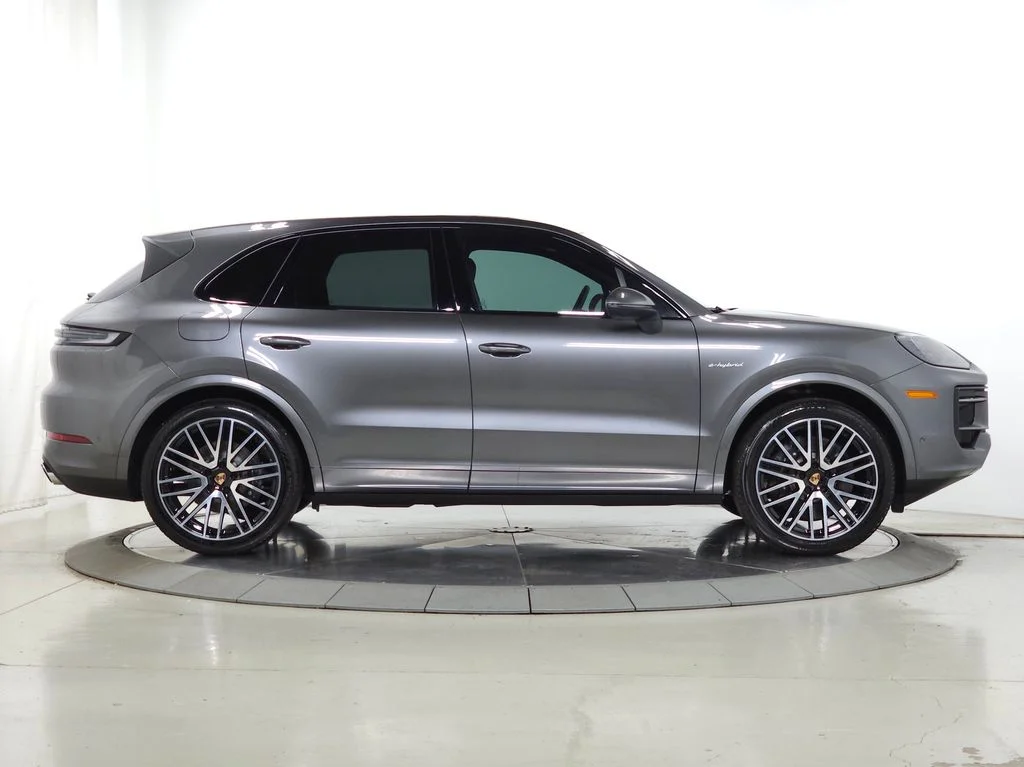 Used 2025  Porsche Base image 9