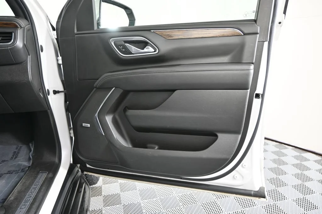 Used 2021 IRIDESCENT PEARL TRICOAT Chevrolet Premier image 12