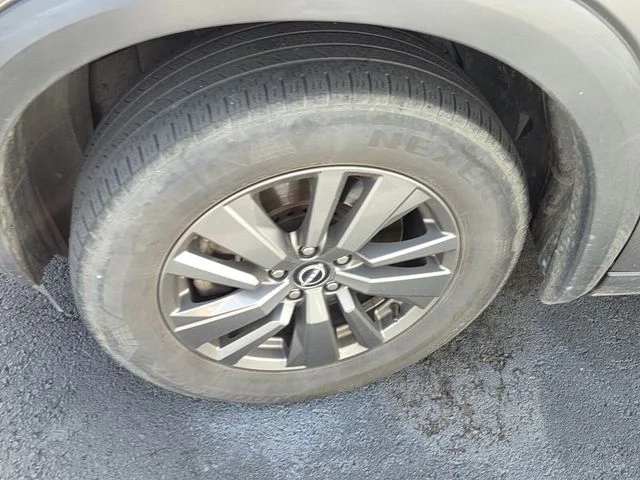 Used 2022 Gray Nissan S image 8