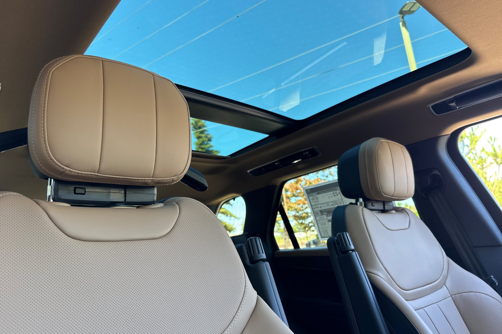 New 2026 Ostuni Pearl White Land Rover Dynamic SE image 19