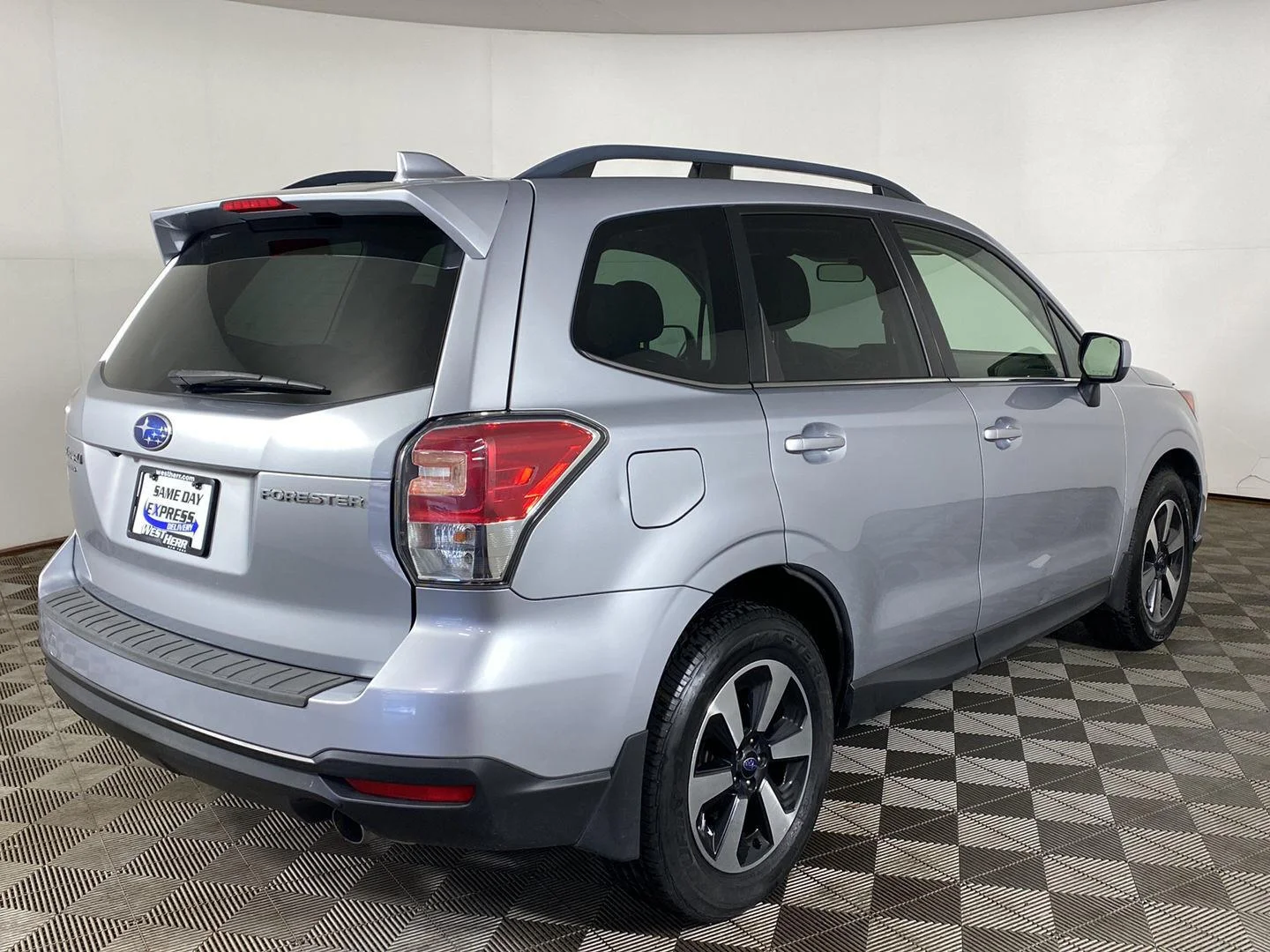 Used 2018 Ice Silver Metallic Subaru Limited image 5