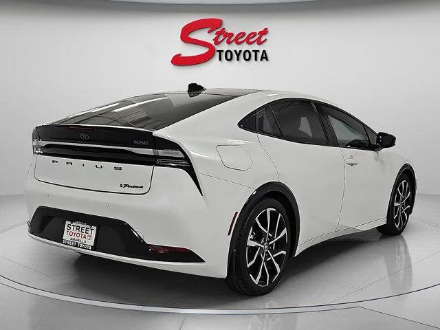 Certified Used 2023 PLATINUM WHITE PEARL MC. Toyota  image 3