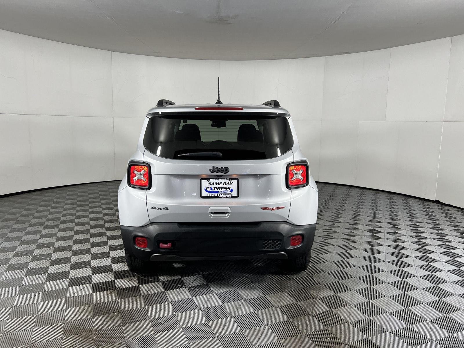 Used 2021 Glacier Metallic Clearcoat Jeep Trailhawk image 10