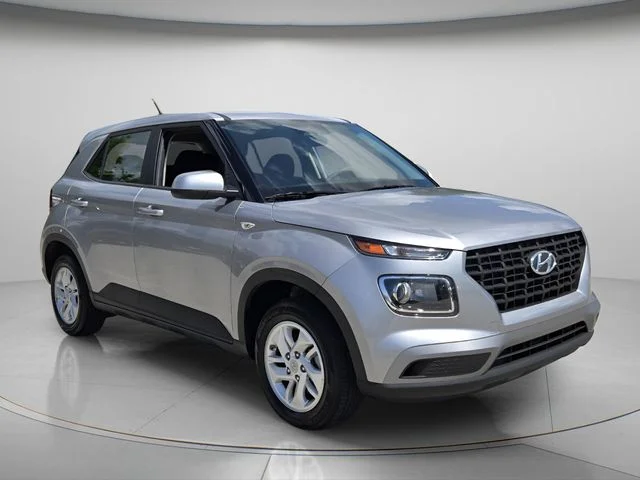 Used 2025 Silver Hyundai SE image 9