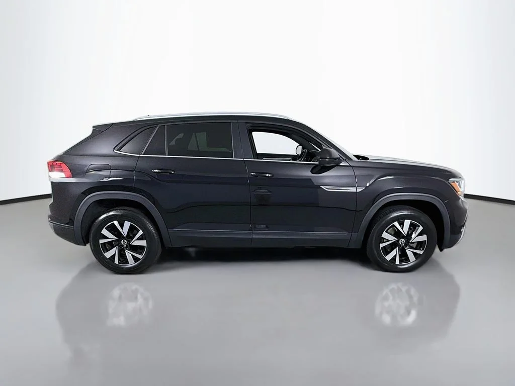 Used 2021 Deep Black Pearl Volkswagen 2.0T SE image 8