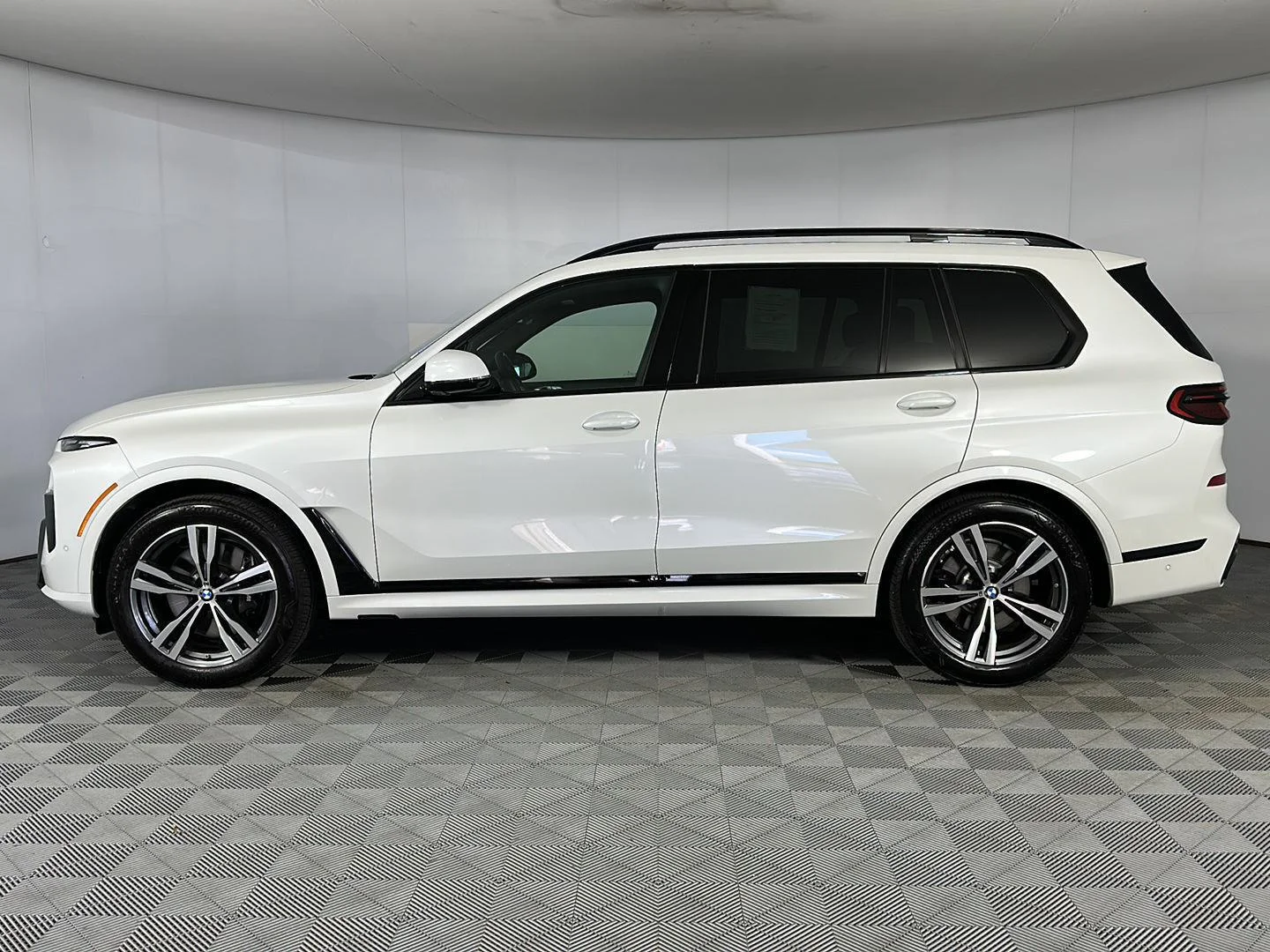 Used 2026 Mineral White Metallic BMW xDrive40i image 6