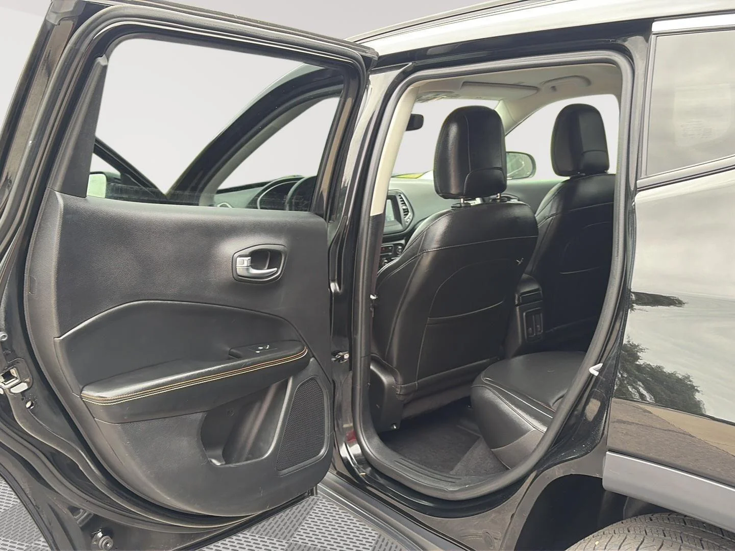 Certified Used 2019 Diamond Black Crystal Pearlcoat Jeep Latitude image 26