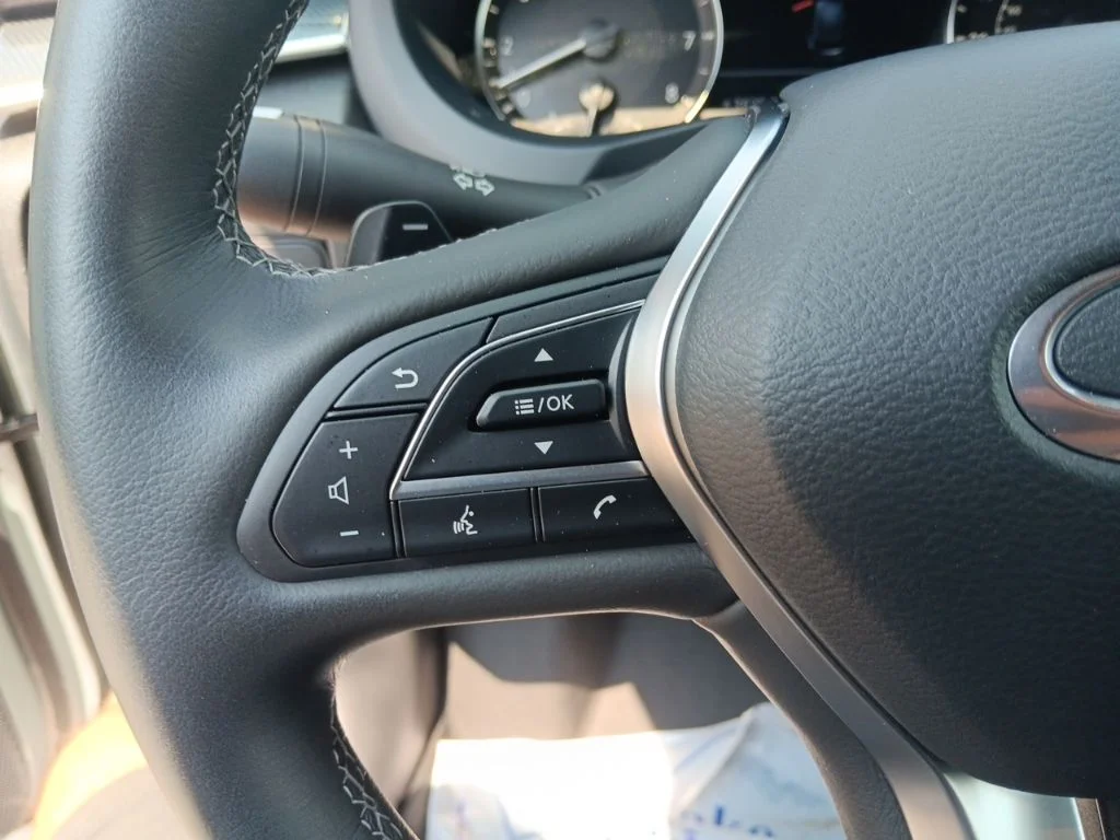 Used 2025 Radiant White INFINITI SPORT image 15