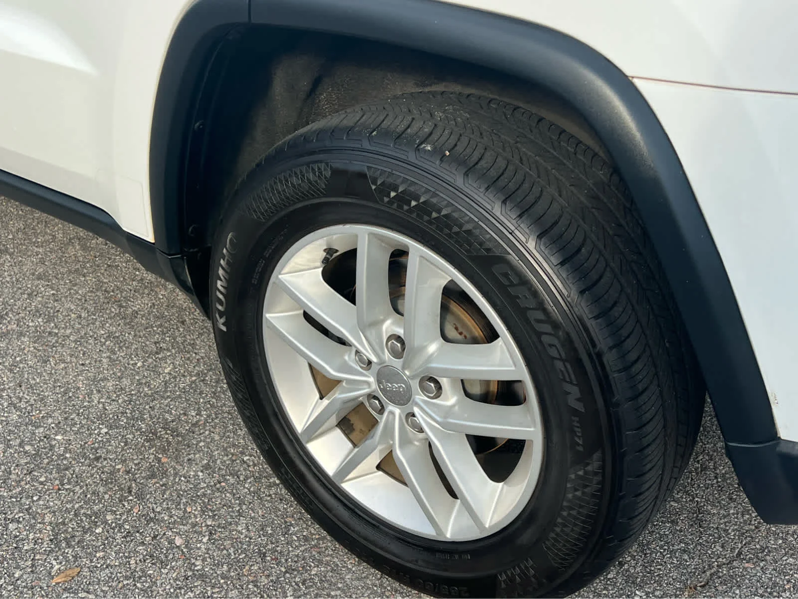 Used 2018  Jeep Laredo E image 5