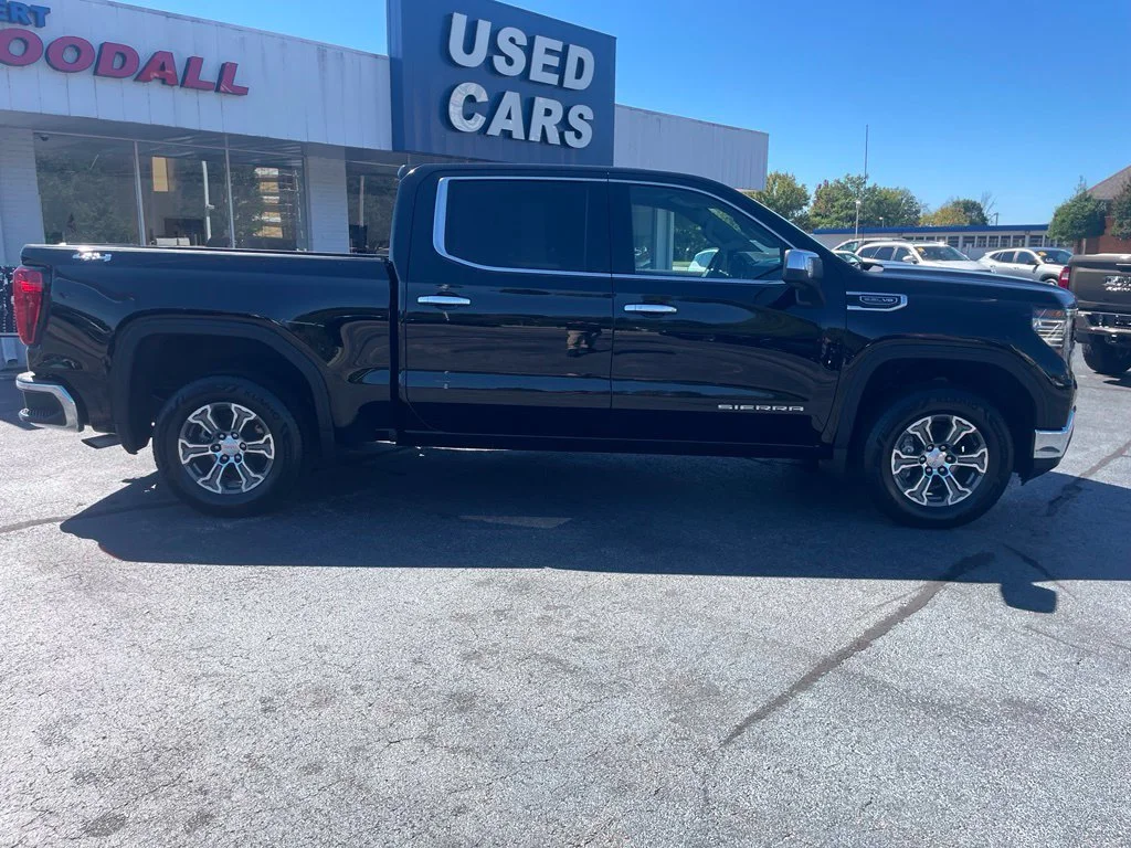 Used 2025 Onyx Black GMC SLT image 4