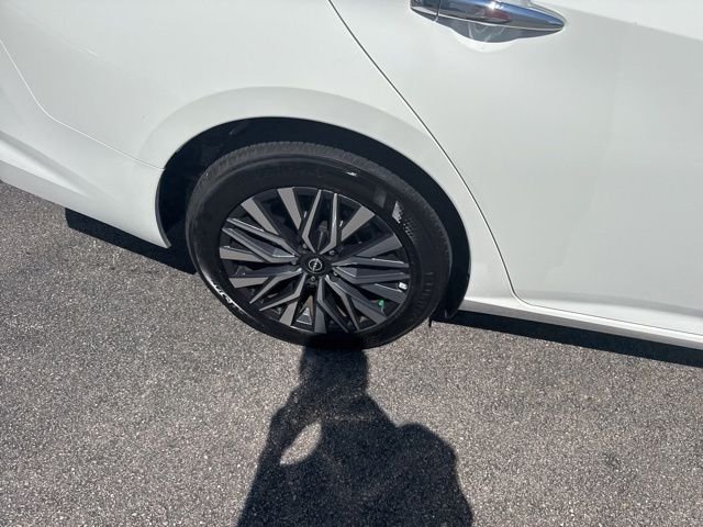 Used 2025 White Nissan 2.5 SV image 9