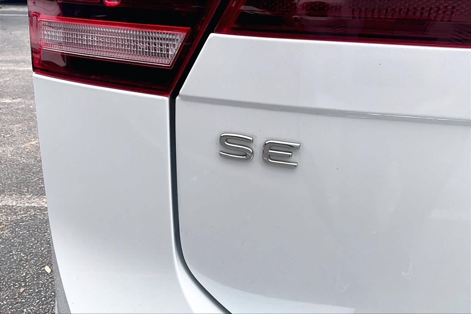 Used 2022 Oryx White Pearl Volkswagen SE R-Line Black image 10