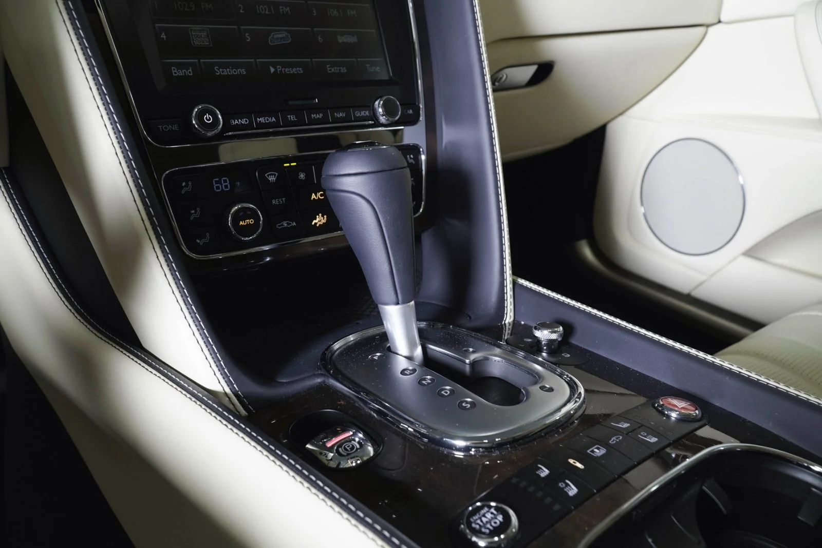 Used 2014  Bentley  image 21