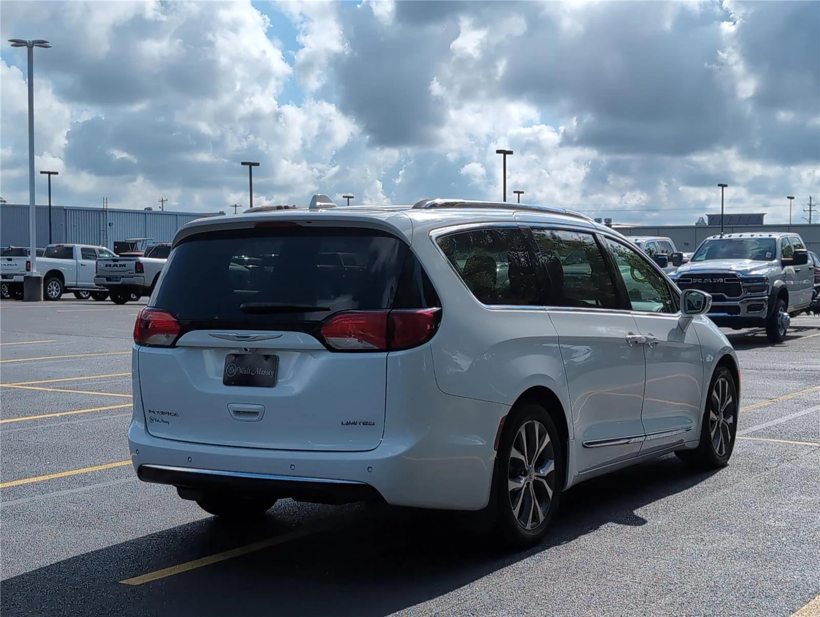 Used 2018 Bright White Clearcoat Chrysler Limited image 7