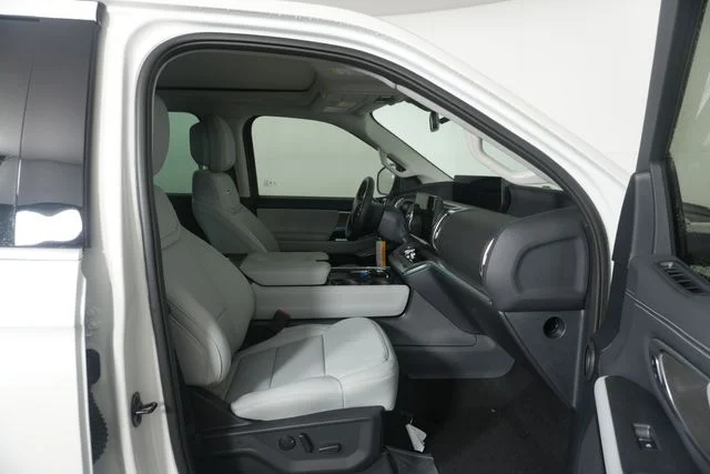 New 2027 Star White Metallic Tri-Coat Ford Platinum image 34
