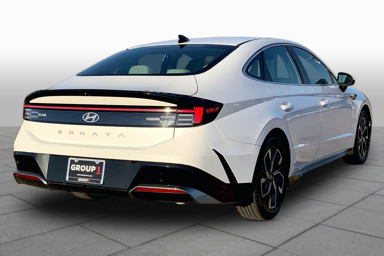 Used 2025 Serenity White Hyundai SEL image 12
