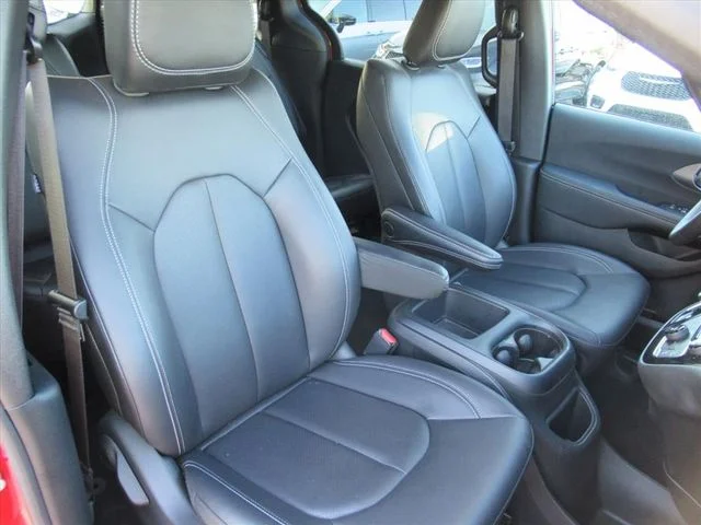 2026 Chrysler Pacifica Select - Photo 9