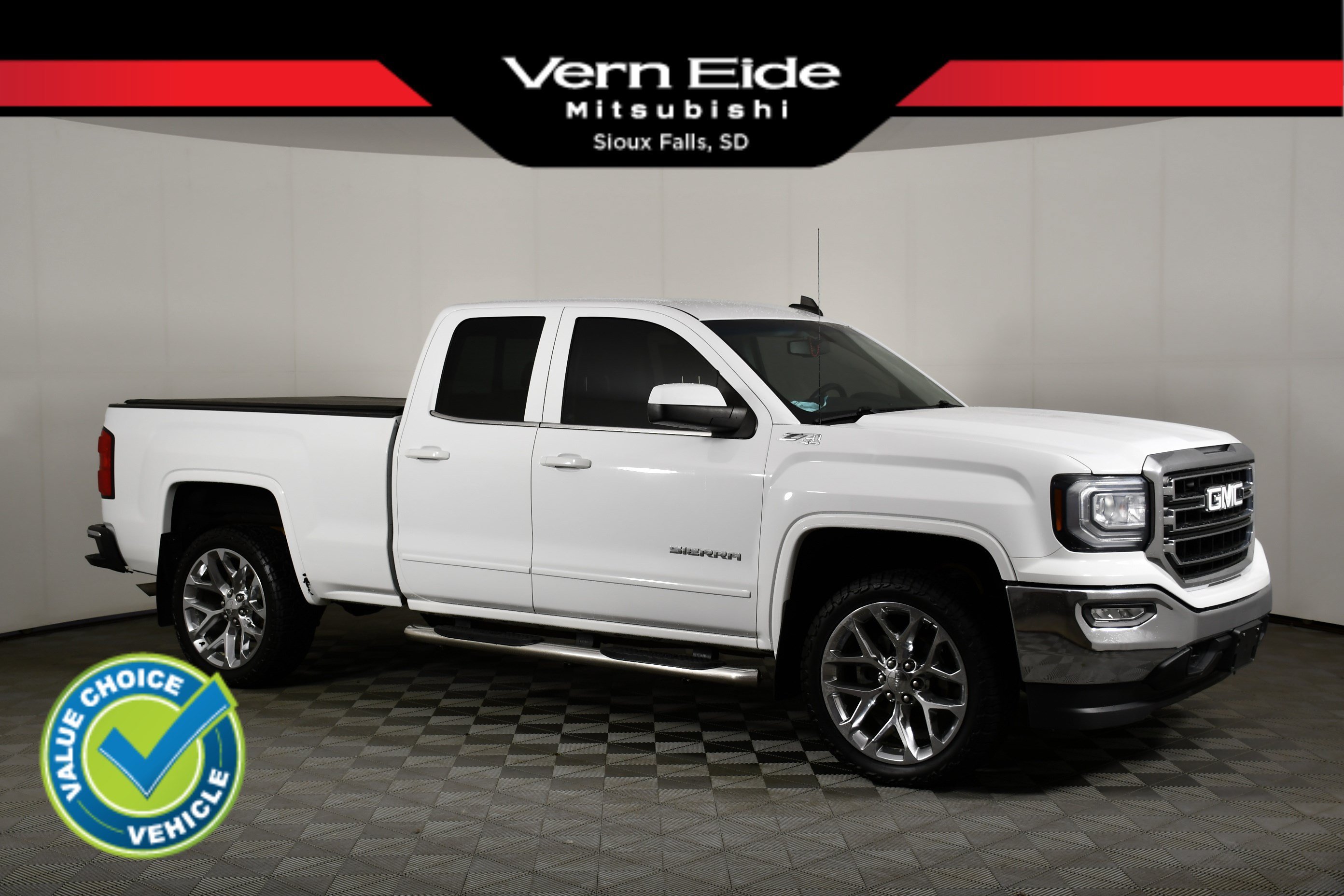 Used 2018 Summit White GMC SLE image 1