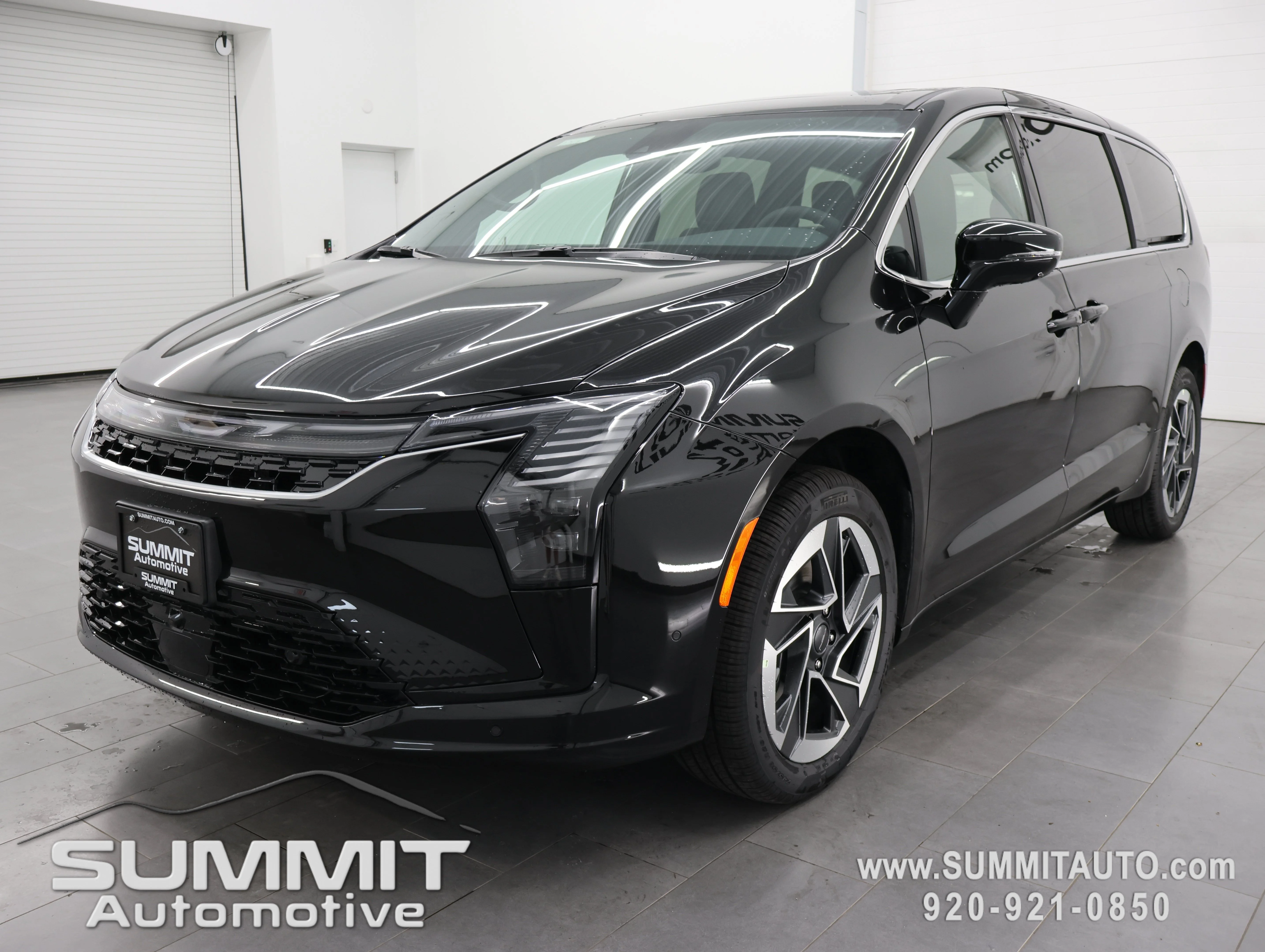 New 2027 Diamond Black Crystal Pearl-Coat Exterior Paint Chrysler Limited image 7