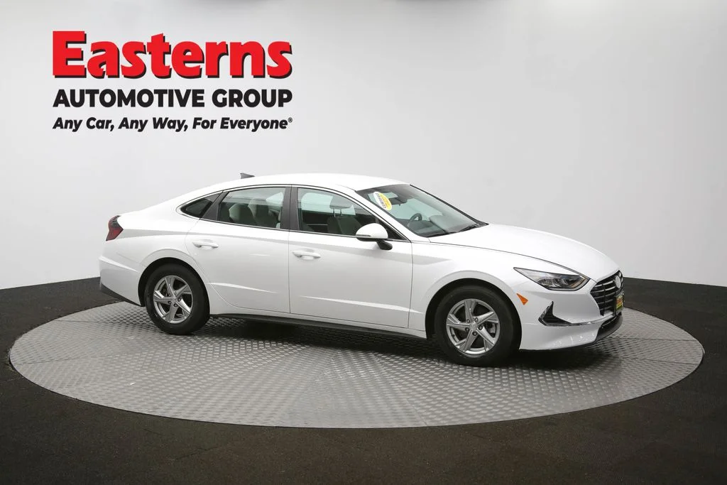 Used 2022 White Hyundai SE image 43