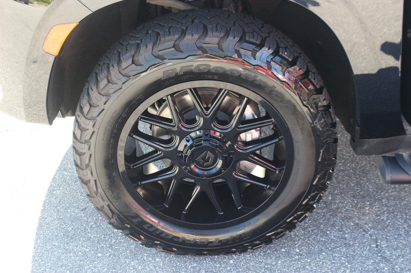 Used 2024 Black Chevrolet Z71 image 45