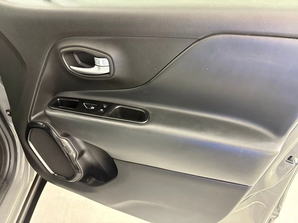 Used 2022 Gray Jeep Altitude image 39