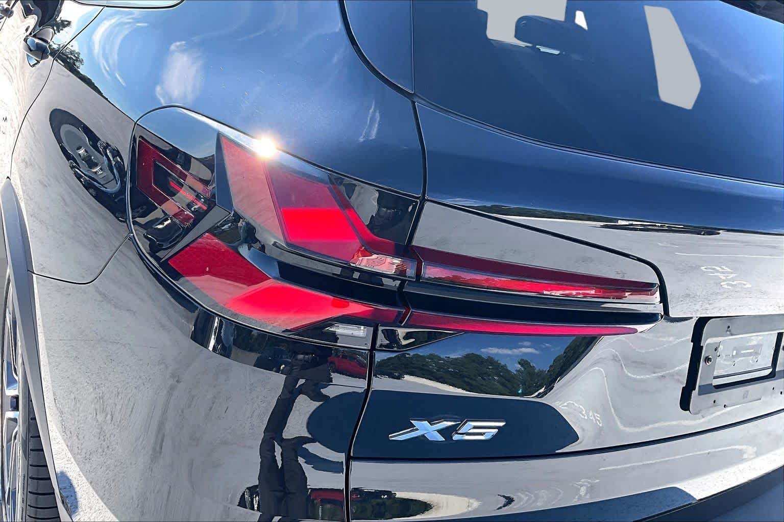 Used 2024 Black Sapphire Metallic BMW xDrive40i image 29