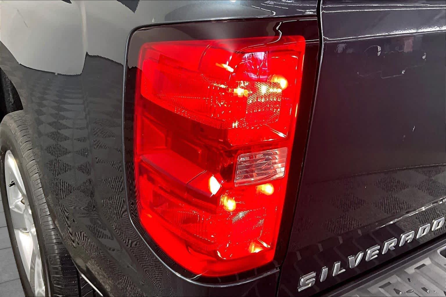 Used 2018 GRAPHITE METALLIC Chevrolet LT image 28