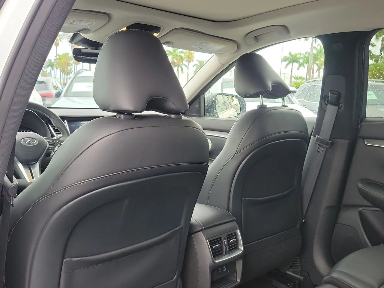 Used 2023 White INFINITI LUXE image 13