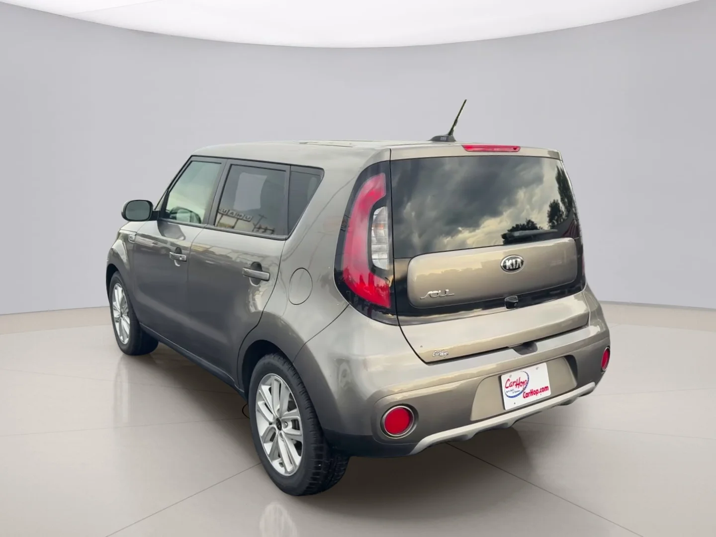 Used 2019 Gray Kia + image 3