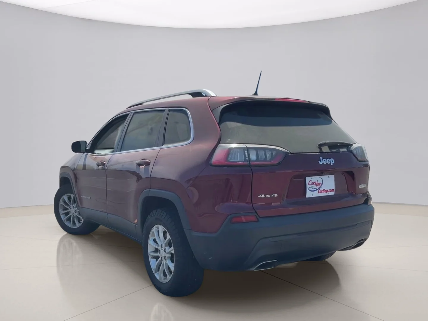 Used 2019 Red Jeep LATITUDE image 3