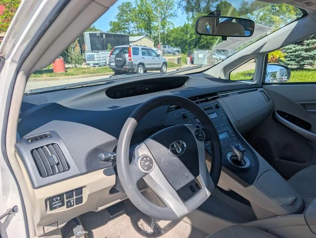 Used 2010 White Toyota  image 8