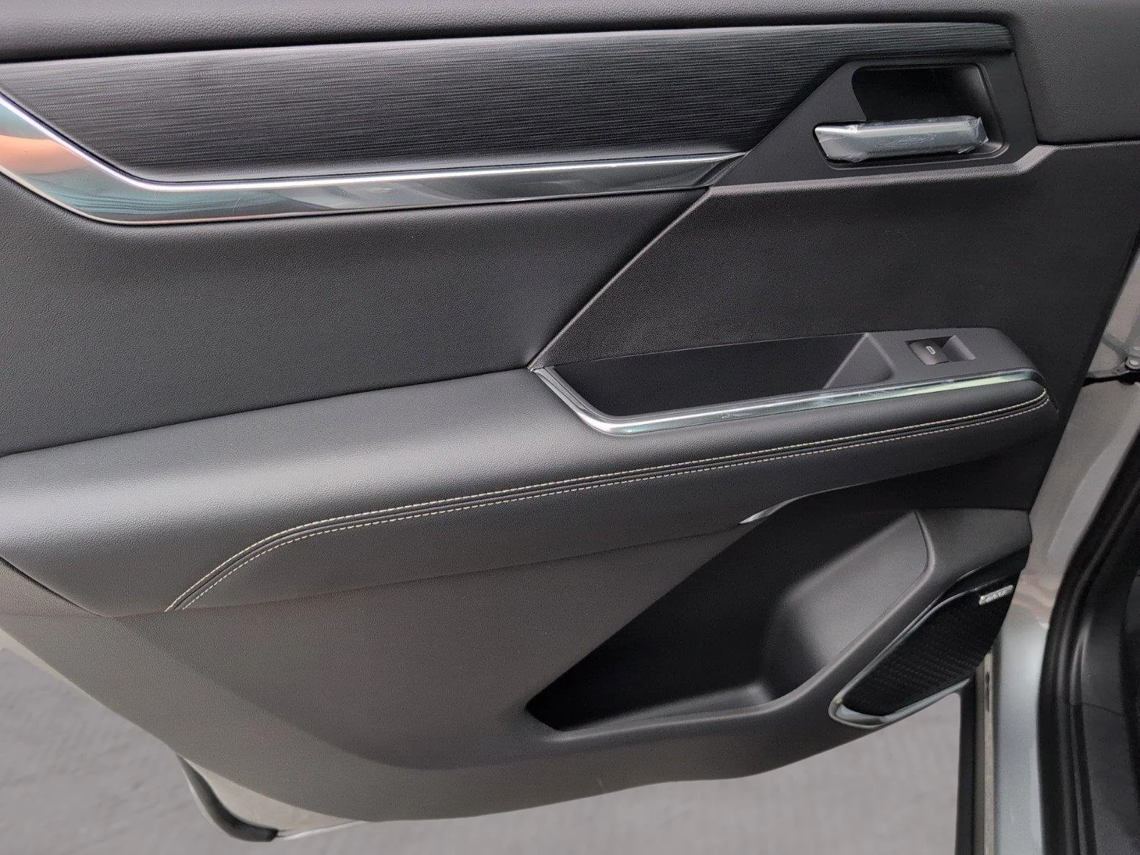 New 2026 Sterling Metallic GMC Elevation image 12