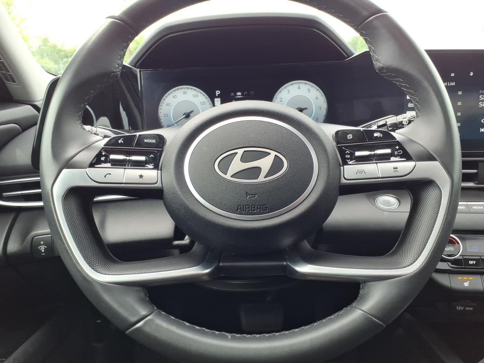 Used 2025 Fluid Metal Hyundai Limited image 27