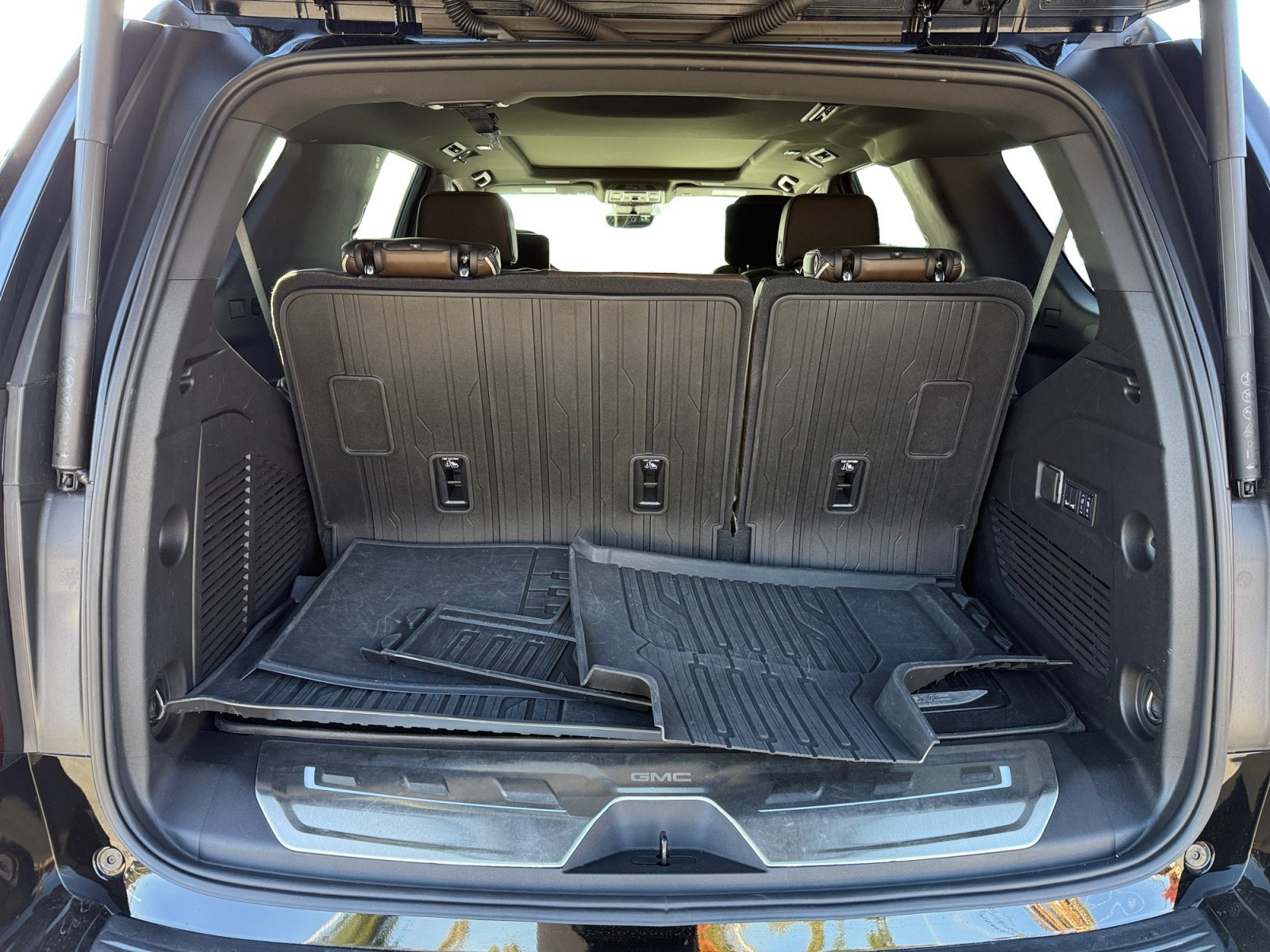 2025 GMC Yukon Denali Ultimate - Photo 17