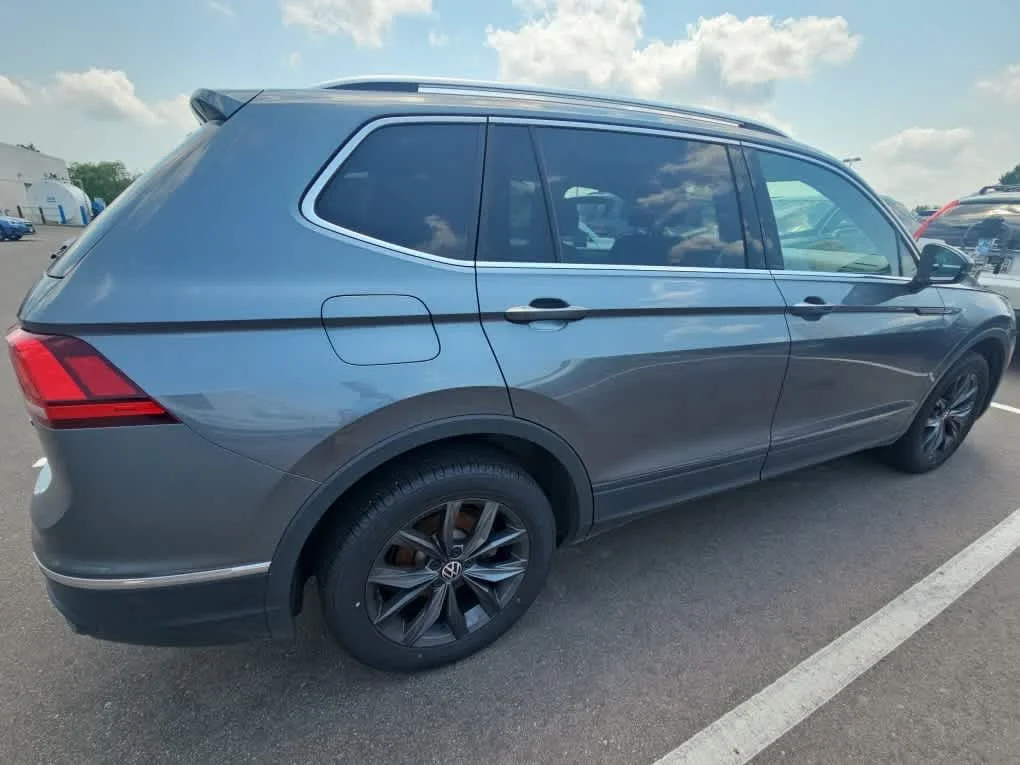 Used 2022 Platinum Gray Metallic Volkswagen SE image 4
