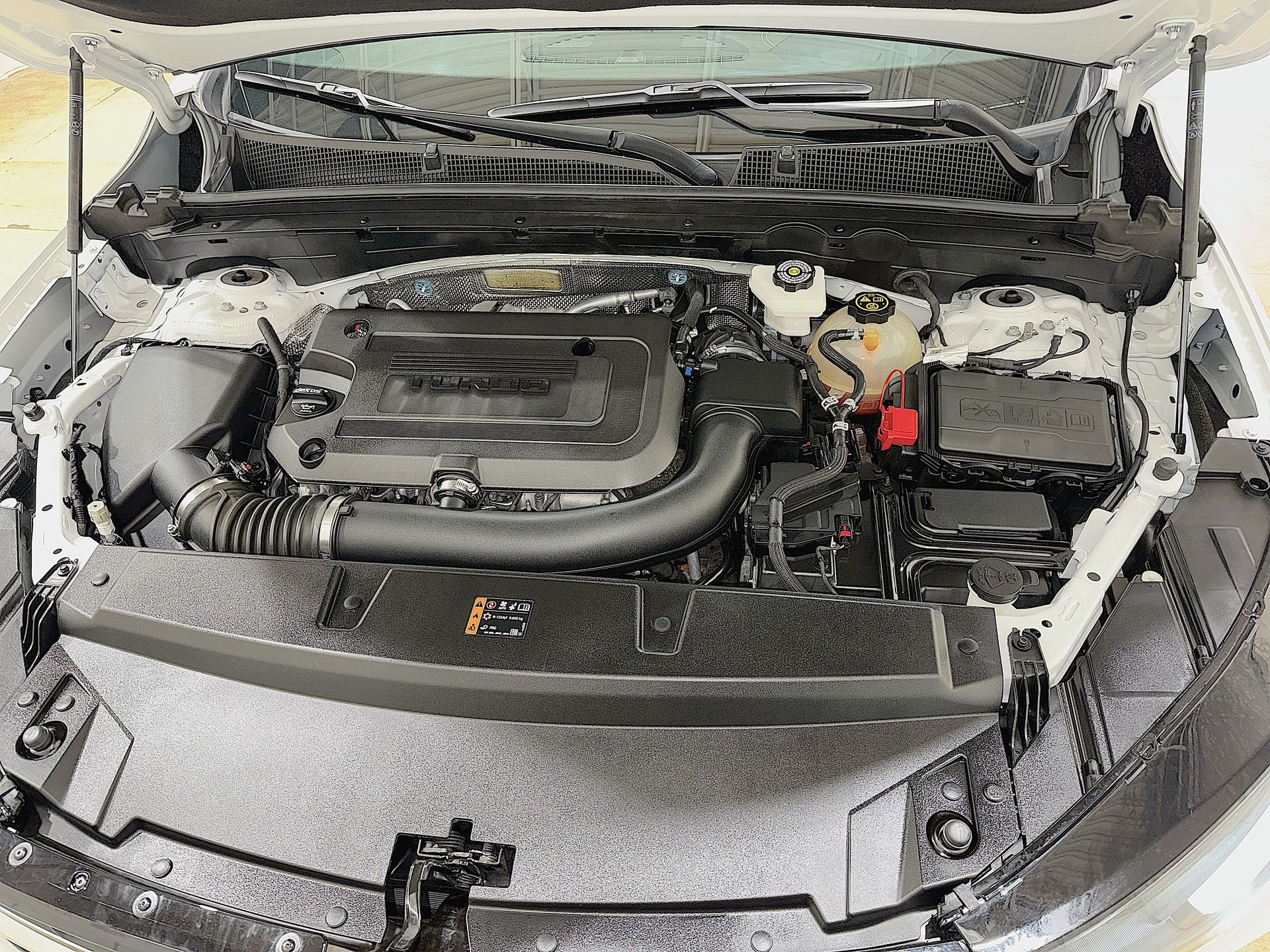 Used 2023 Summit White Buick Essence image 27