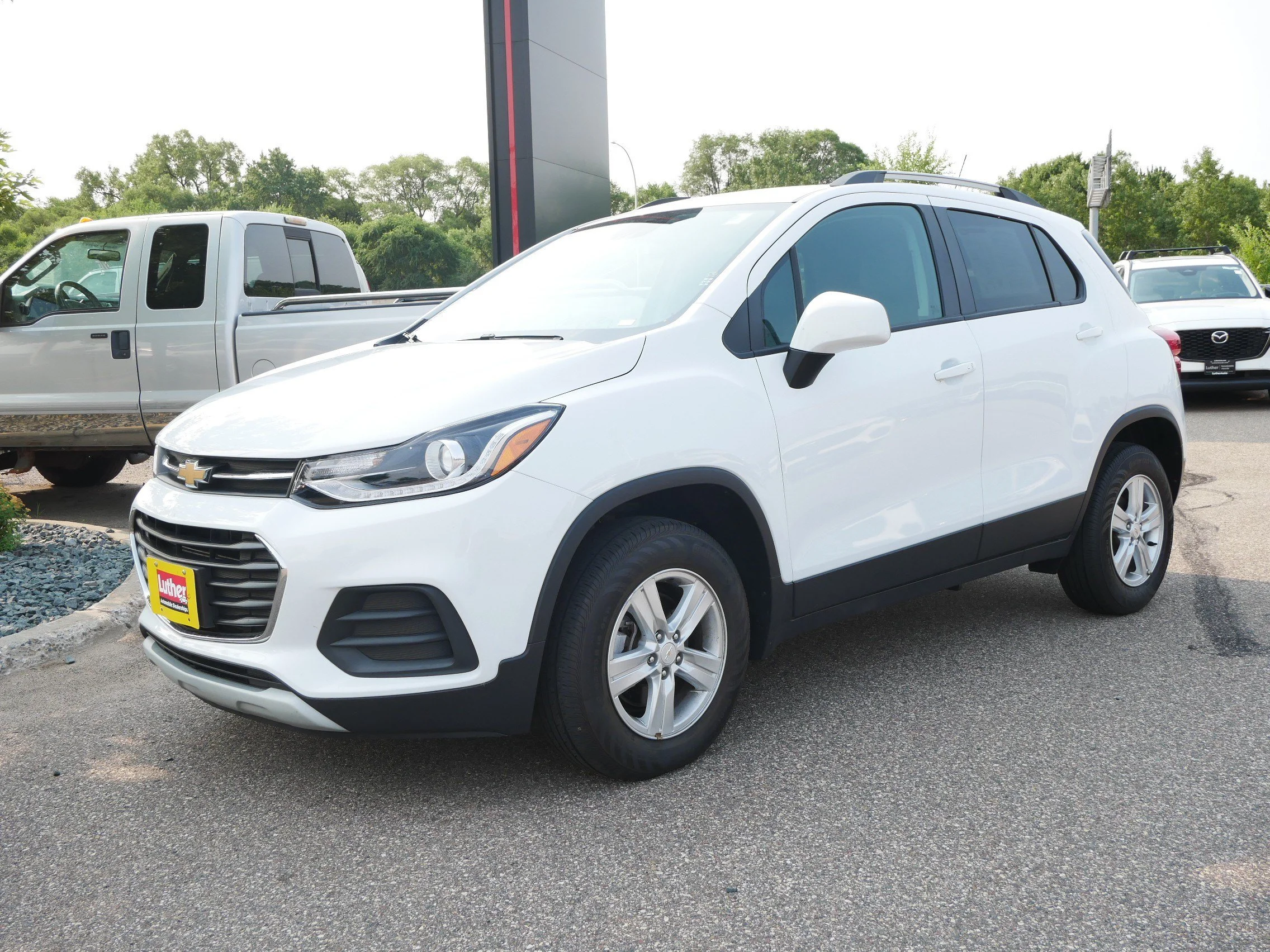 Used 2022 Chevrolet Trax LT with VIN KL7CJPSM4NB565976 for sale in Brooklyn Center, Minnesota