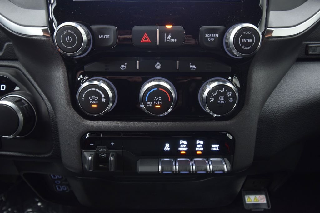 New 2026 Diamond Black Crystal Pearl-Coat Exterior Paint RAM Big Horn/Lone Star image 22