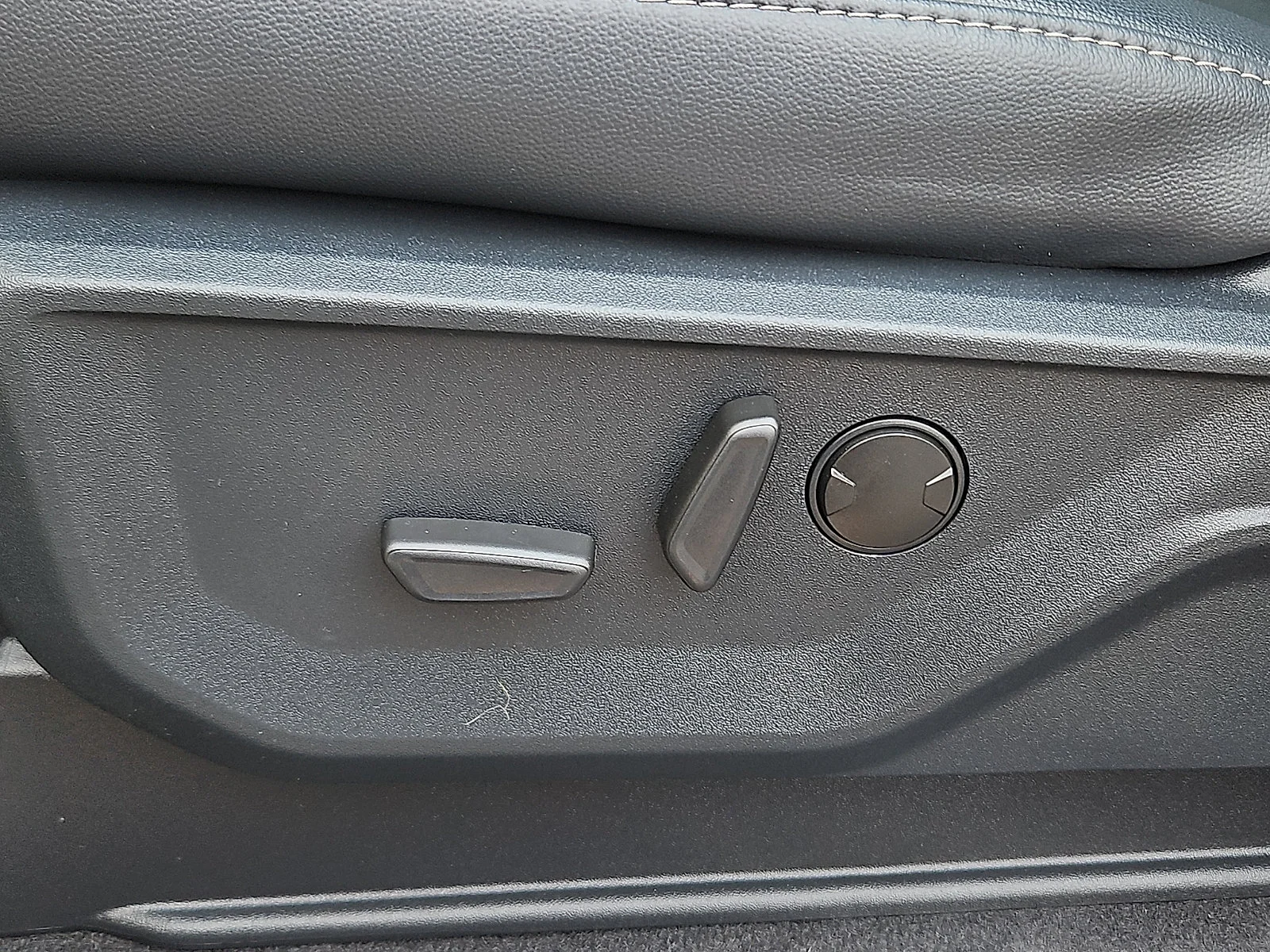 Used 2026 Carbonized Gray Metallic   M7 Ford LARIAT image 27