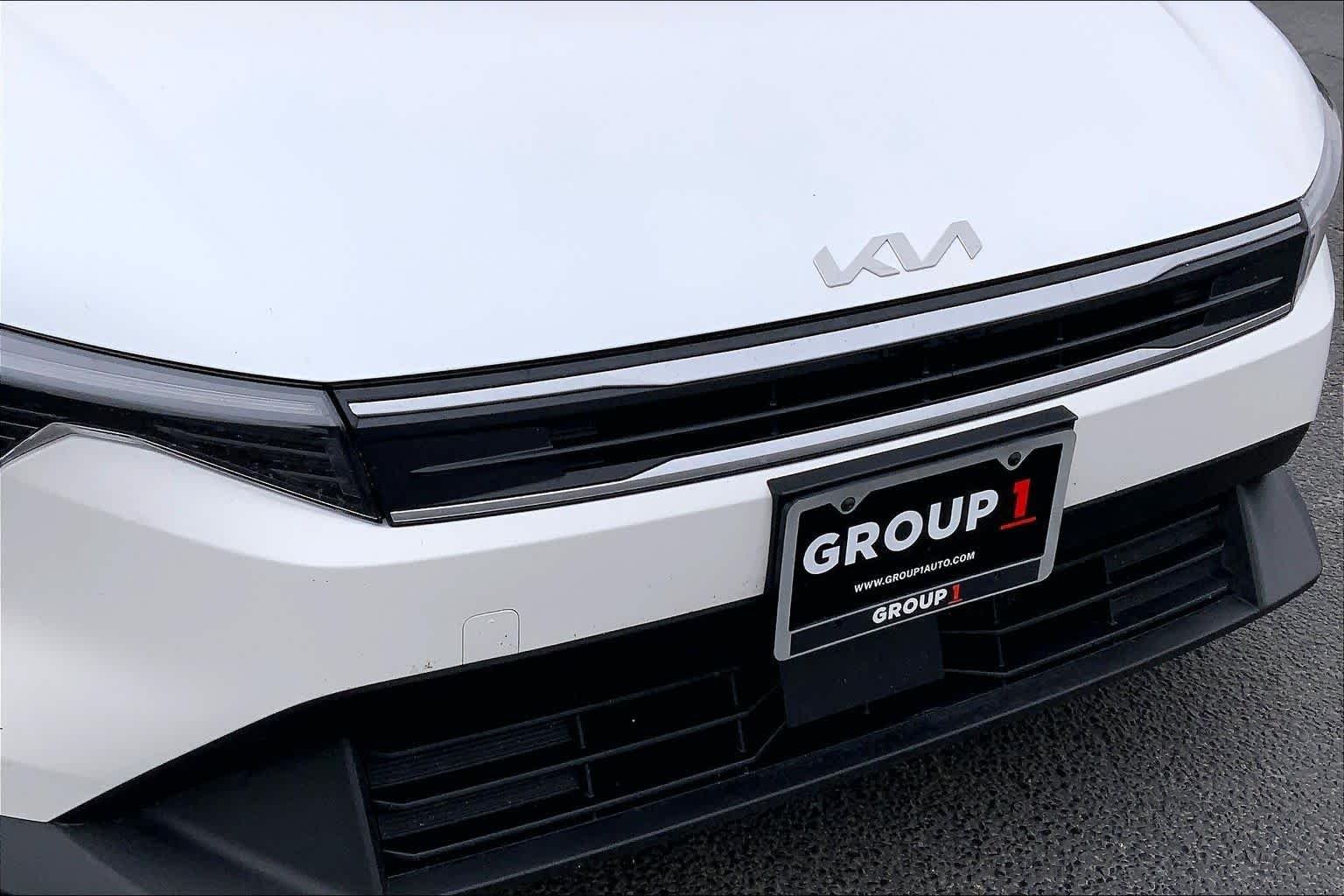 Used 2025 Snow White Pearl Kia LXS image 30