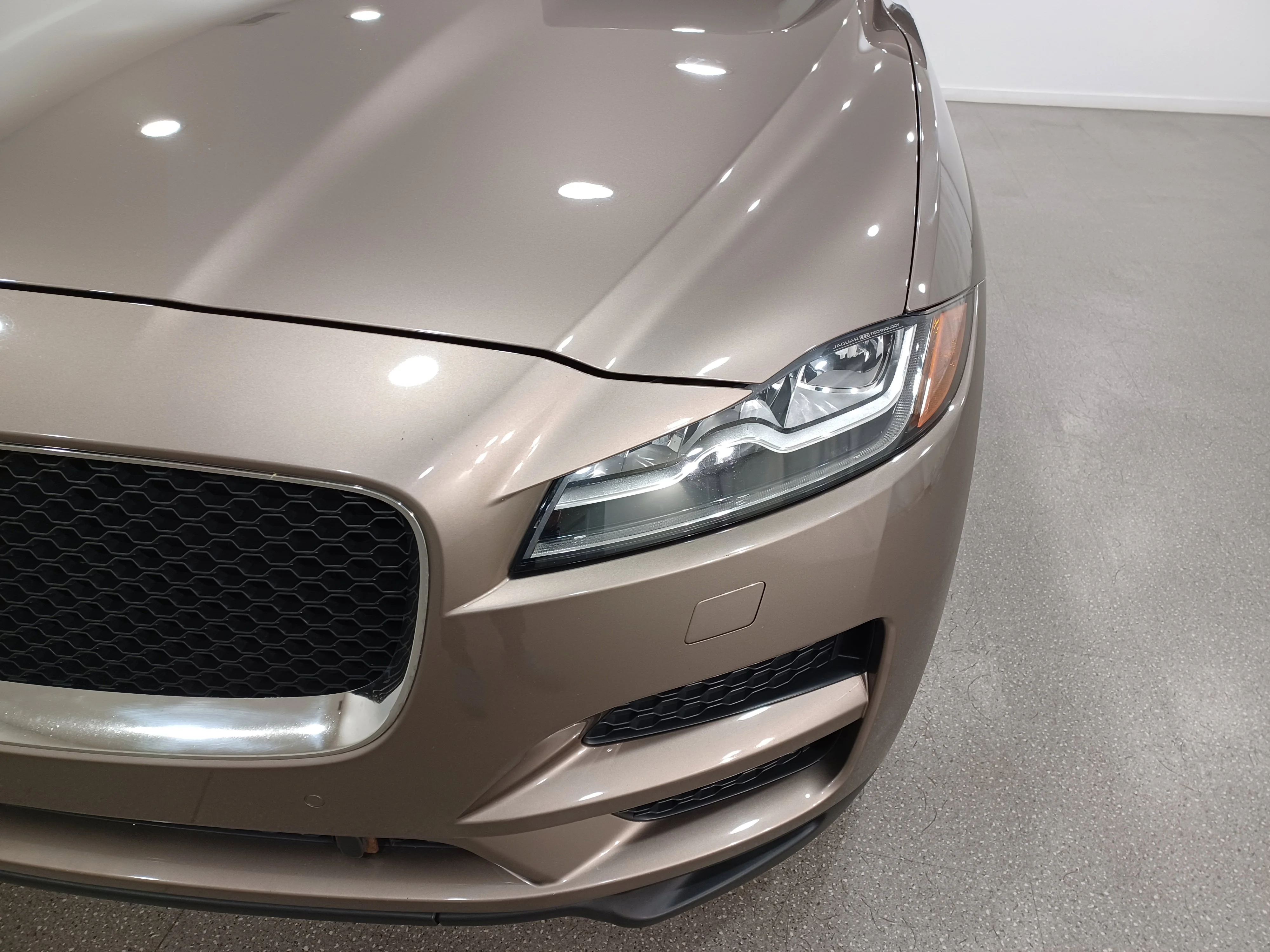 Used 2017 Quartzite Metallic Jaguar 35t Prestige AWD*Nav | Pano Roof | Cooled Leather | Htd Steering Wheel | Blind Spot Detection image 5
