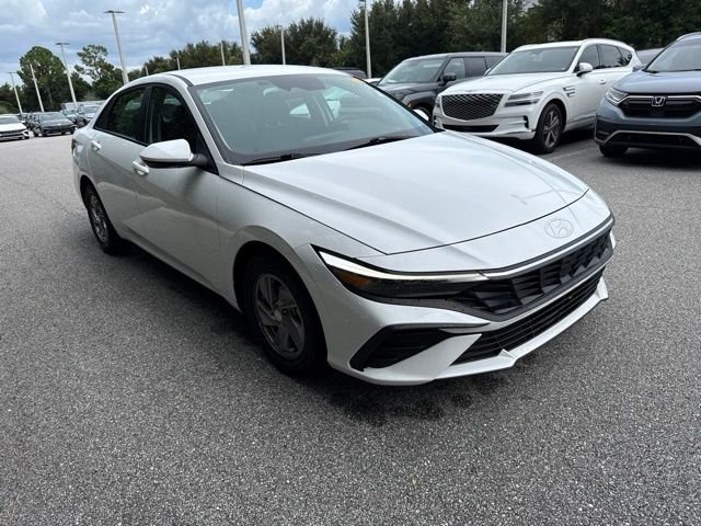 Used 2025 White Hyundai SE image 6