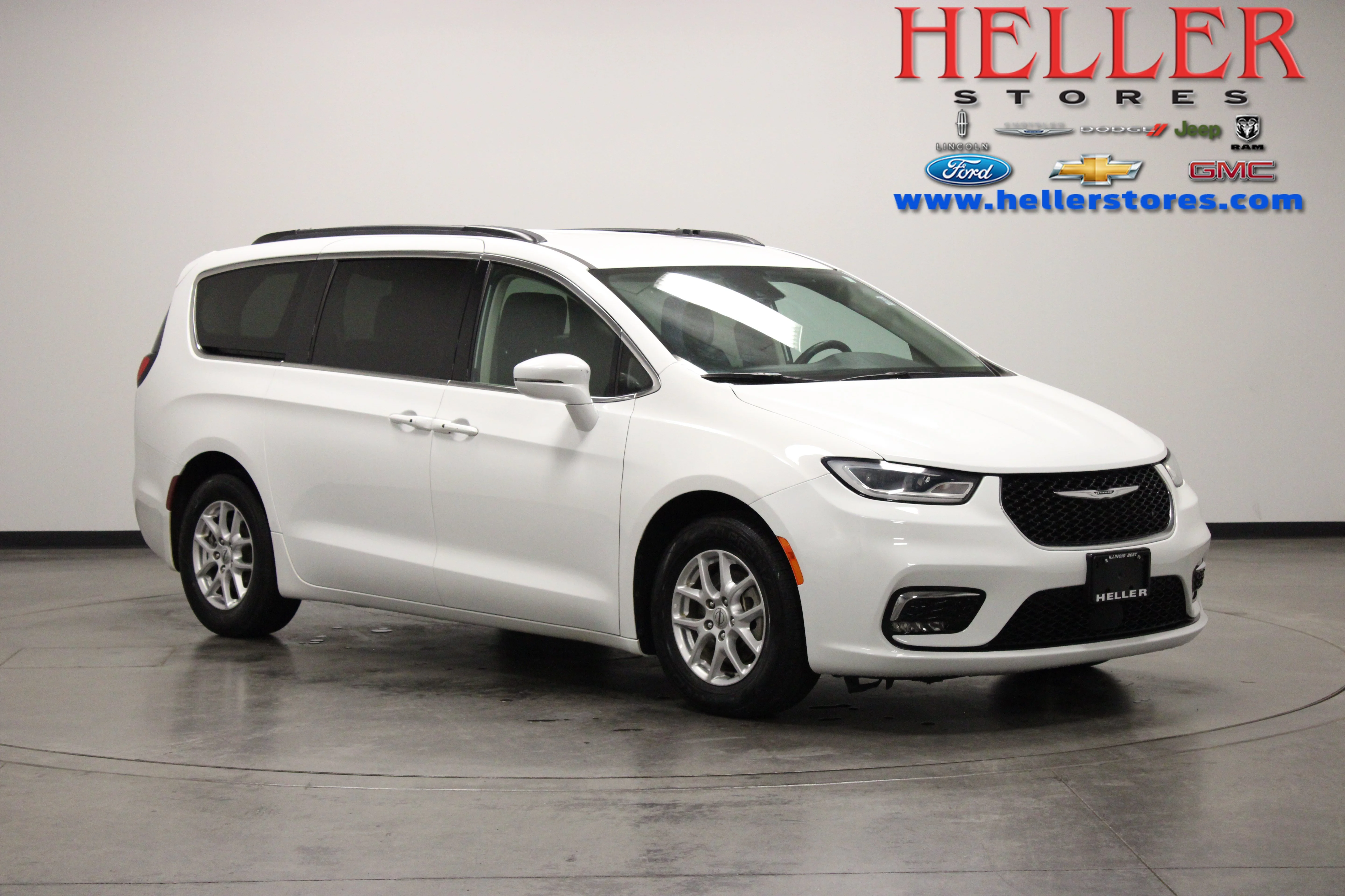Used 2022 Bright White Clearcoat Chrysler Touring L image 1