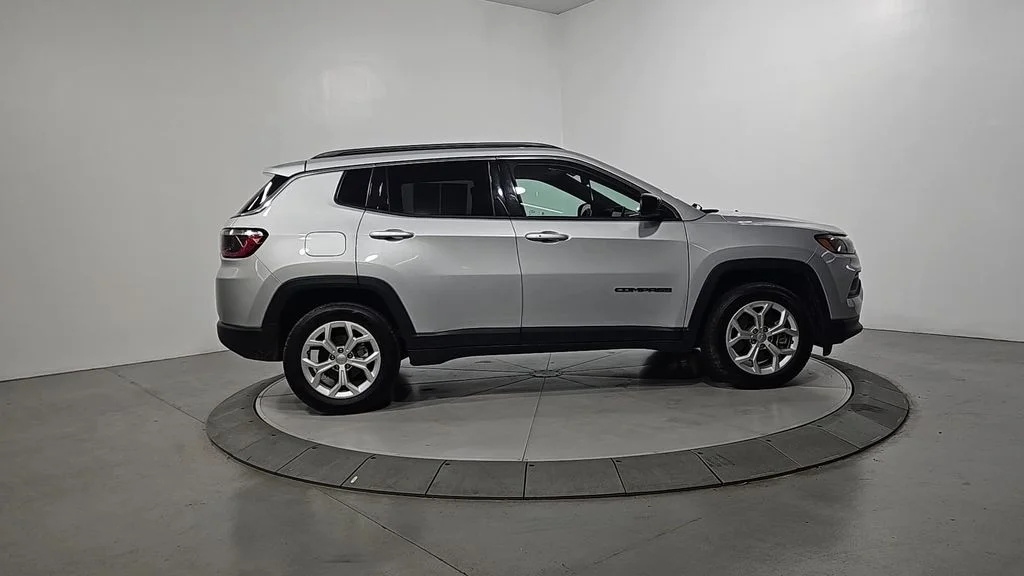Used 2024 Silver Jeep Latitude image 5